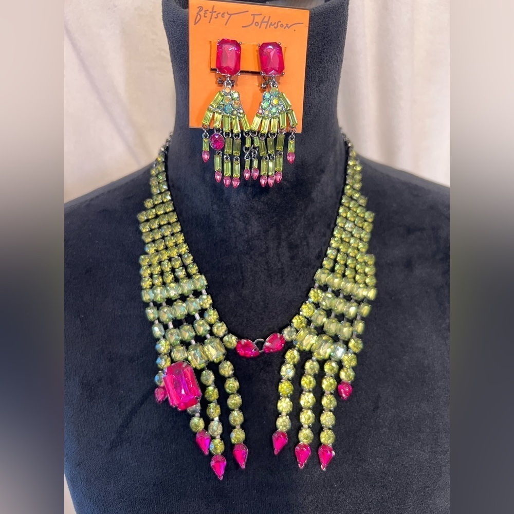 🧙💚BETSEY JOHNSON STUNNING "RICH
WITCH BIB NECKLACE & EARRING SET "-🧙💚
NWT| - Picture 10 of 14
